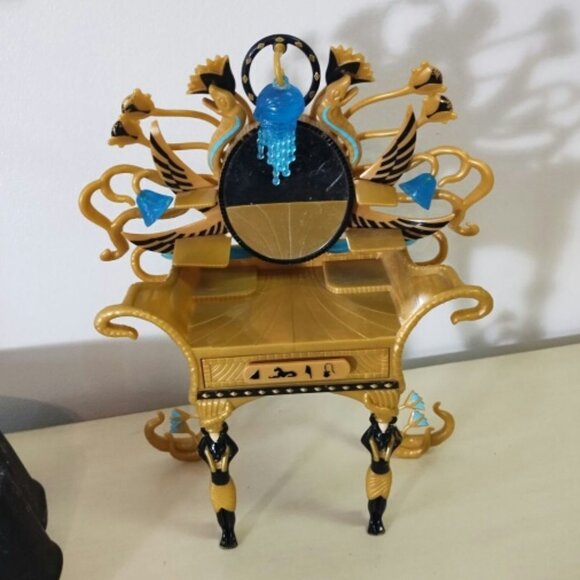 Monster High Cleo de Nile dressing table and hot tub - Picture 4 of 6